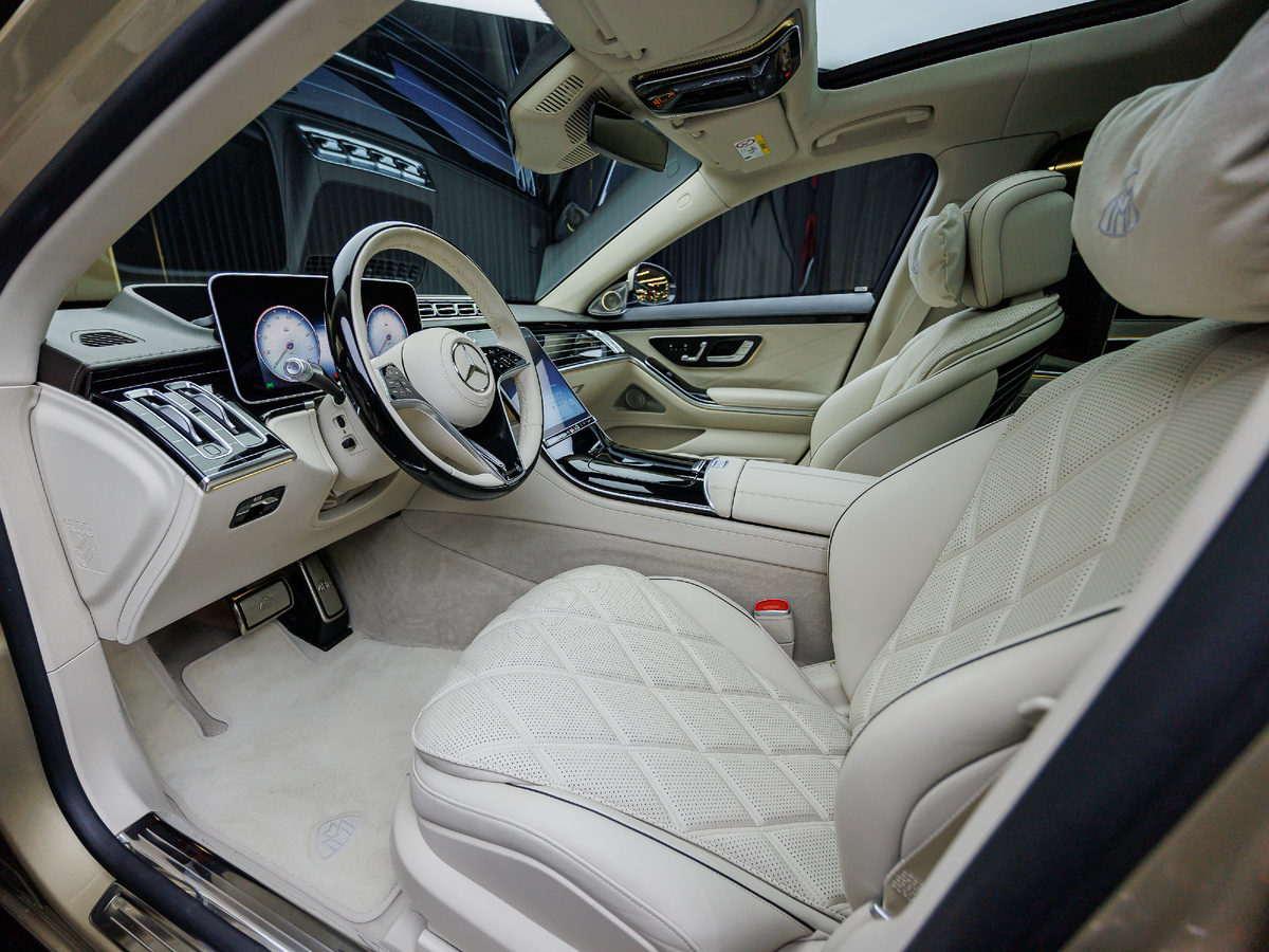 Новое поступление на склад — Maybach S 580 в двухцветной окраске