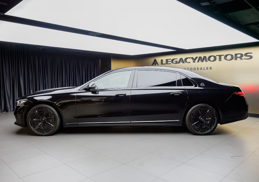 Mercedes‑Maybach S 580 Night Series — темная элегантность на дорогах Москвы.