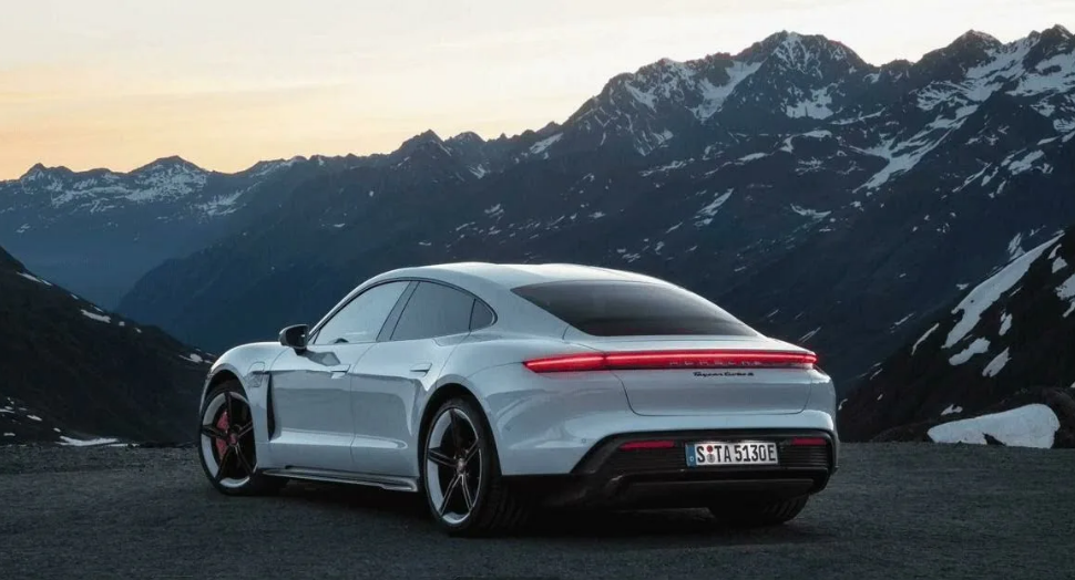 Porsche меняет свою стратегию: причины и перспективы.