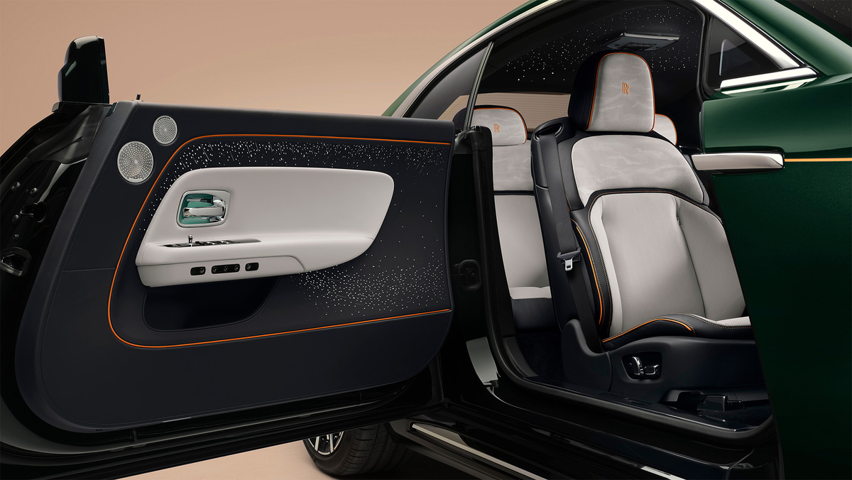 Rolls-Royce представил обновленный Spectre Series II: больше запас хода, больше мощности и еще больше персонализации.