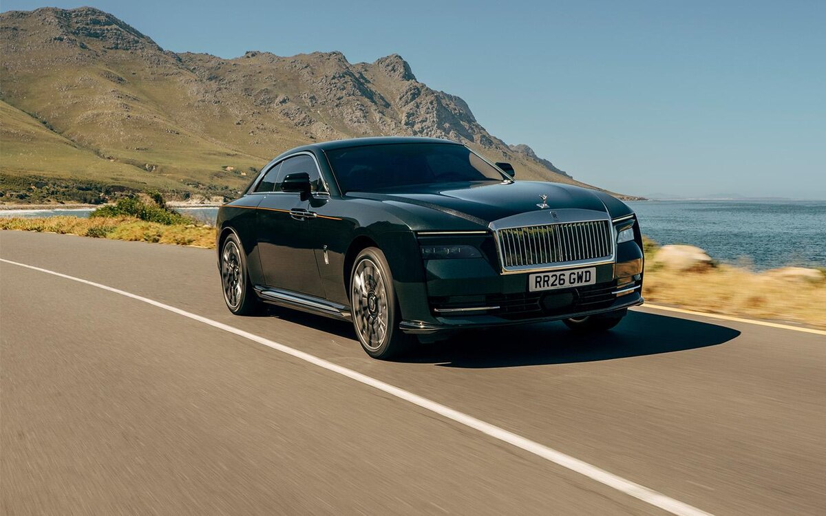 Rolls-Royce представил обновленный Spectre Series II: больше запас хода, больше мощности и еще больше персонализации.