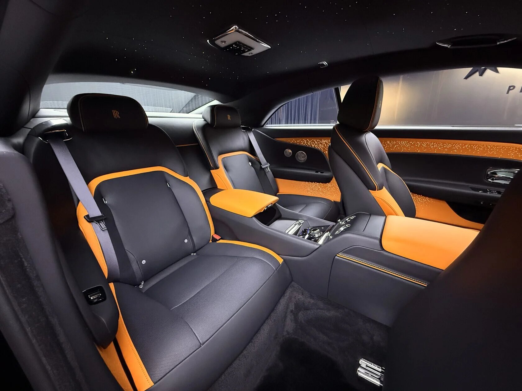 Почему Rolls-Royce называет свои сиденья «диванами»: малоизвестные традиции британской роскоши.