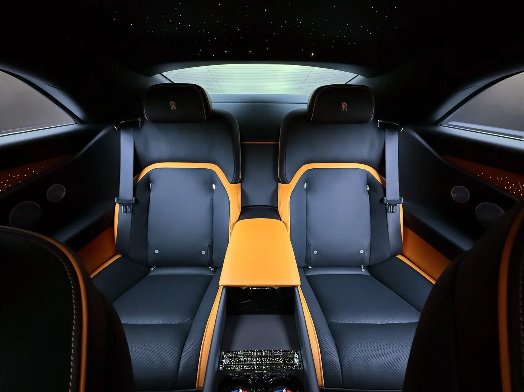 Почему Rolls-Royce называет свои сиденья «диванами»: малоизвестные традиции британской роскоши.