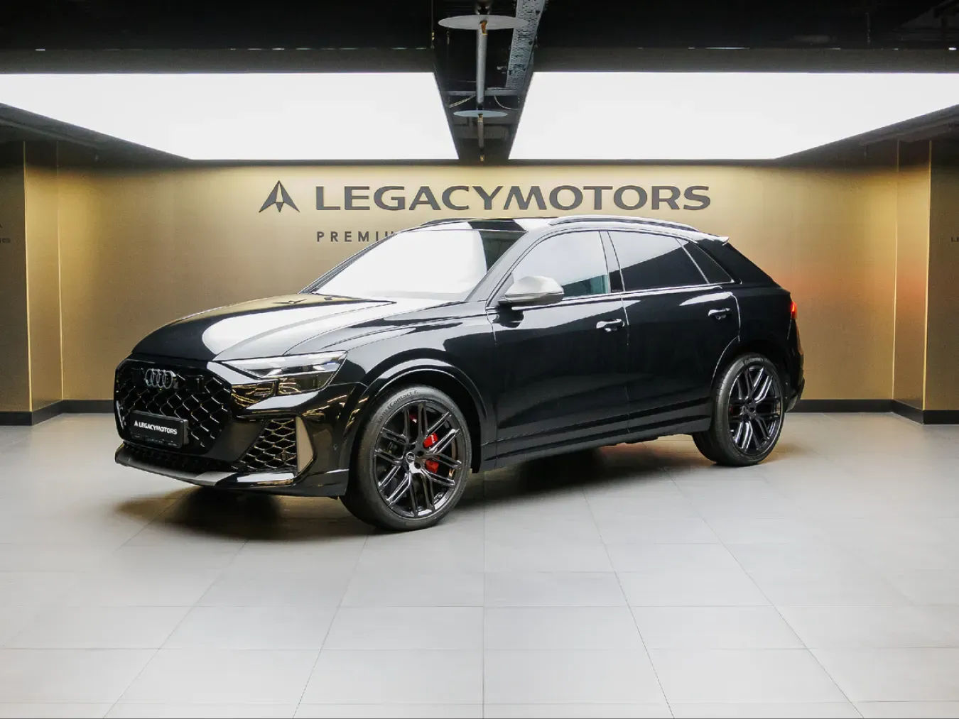 Чёрный Audi RS Q8 в шоуруме Legacy Motors, вид спереди три четверти