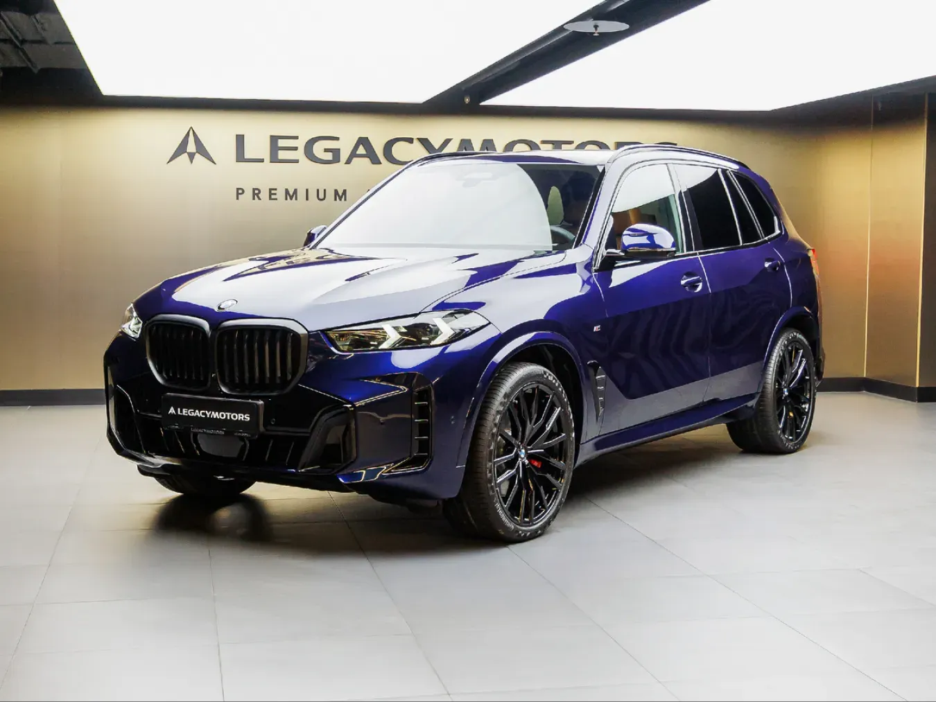 BMW X5 тёмно-синего цвета в шоуруме Legacy Motors, вид спереди три четверти