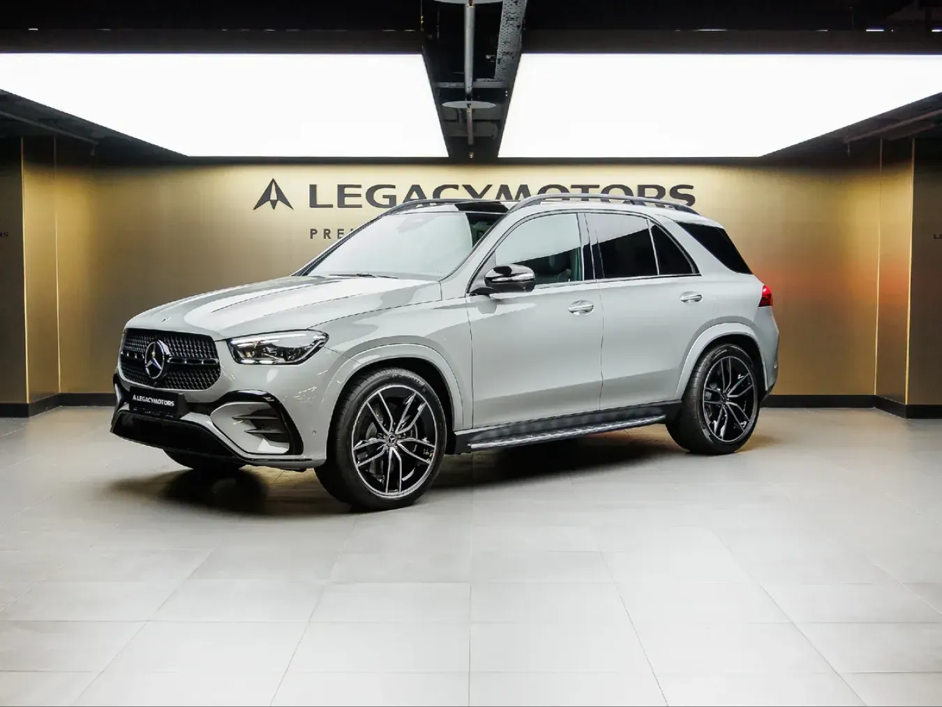 Mercedes-Benz GLE серого цвета в шоуруме Legacy Motors, вид спереди три четверти