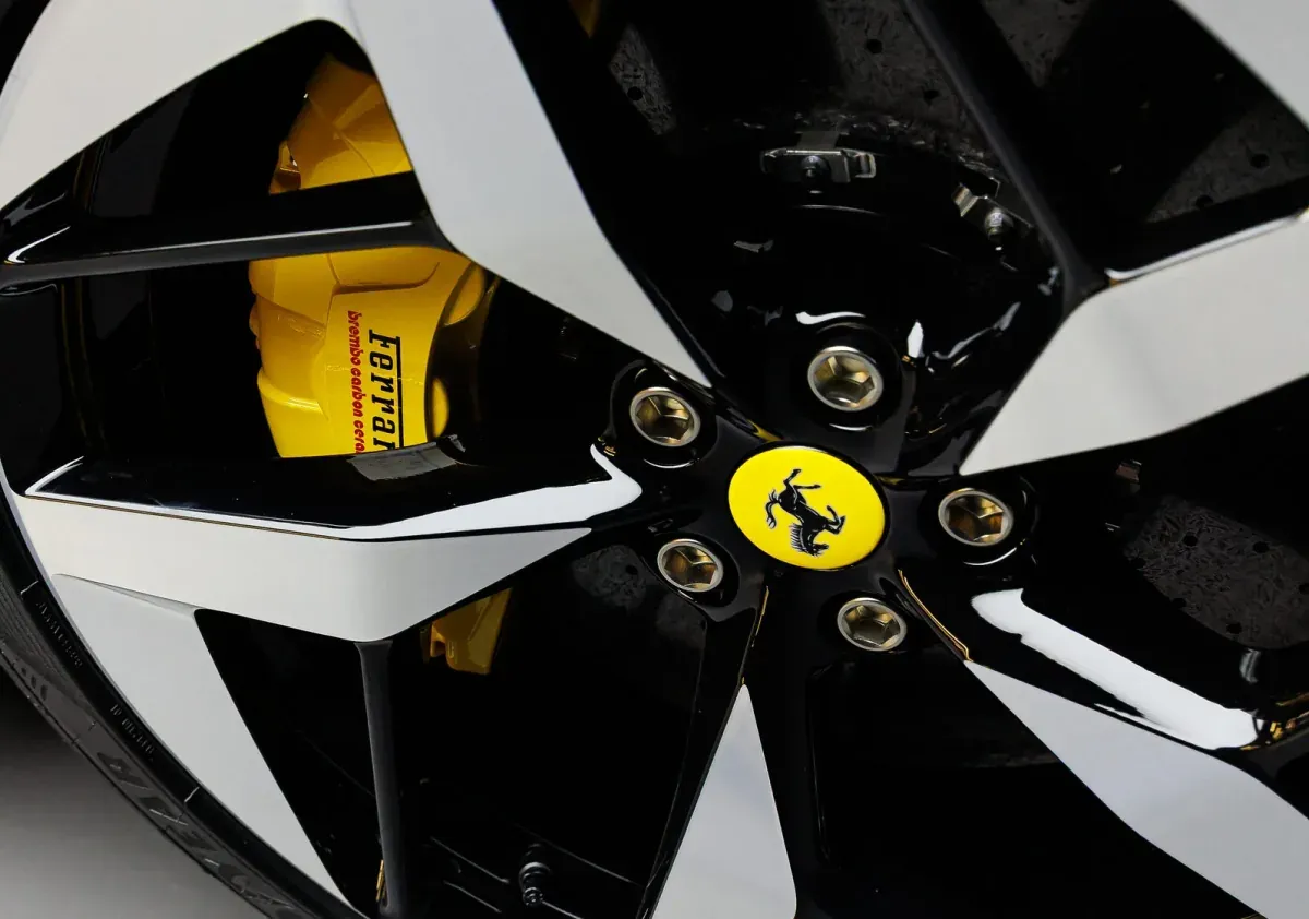Колесо Ferrari с жёлтым тормозным суппортом Brembo carbon ceramic крупным планом