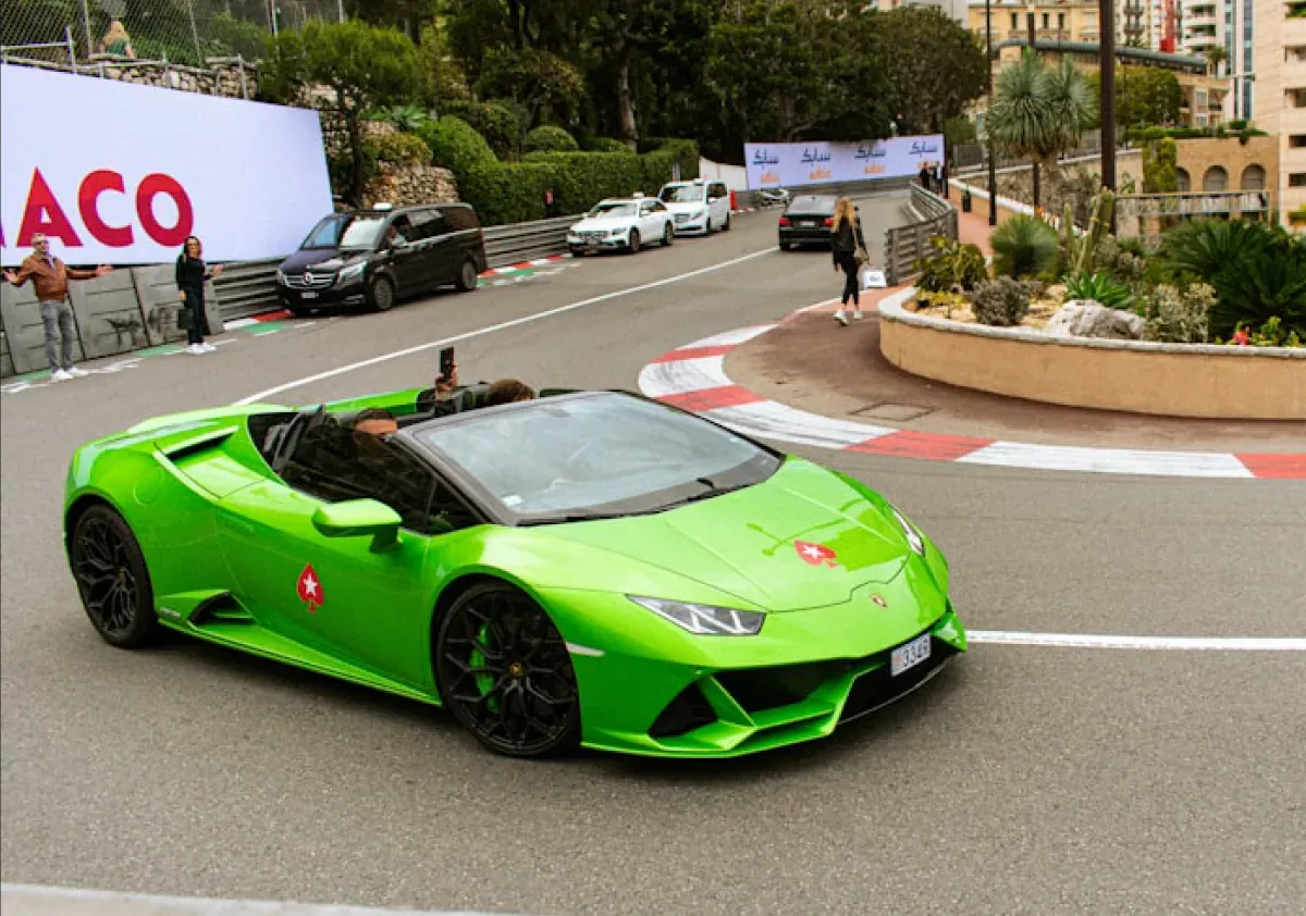 Зелёный Lamborghini Huracán EVO Spyder на улице Монако