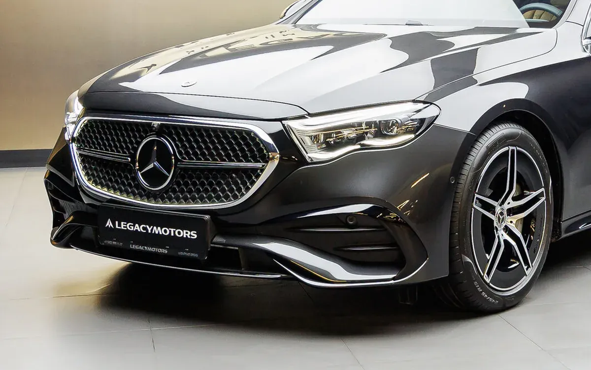 Передняя часть Mercedes-Benz E-класса тёмно-серого цвета в шоуруме Legacy Motors