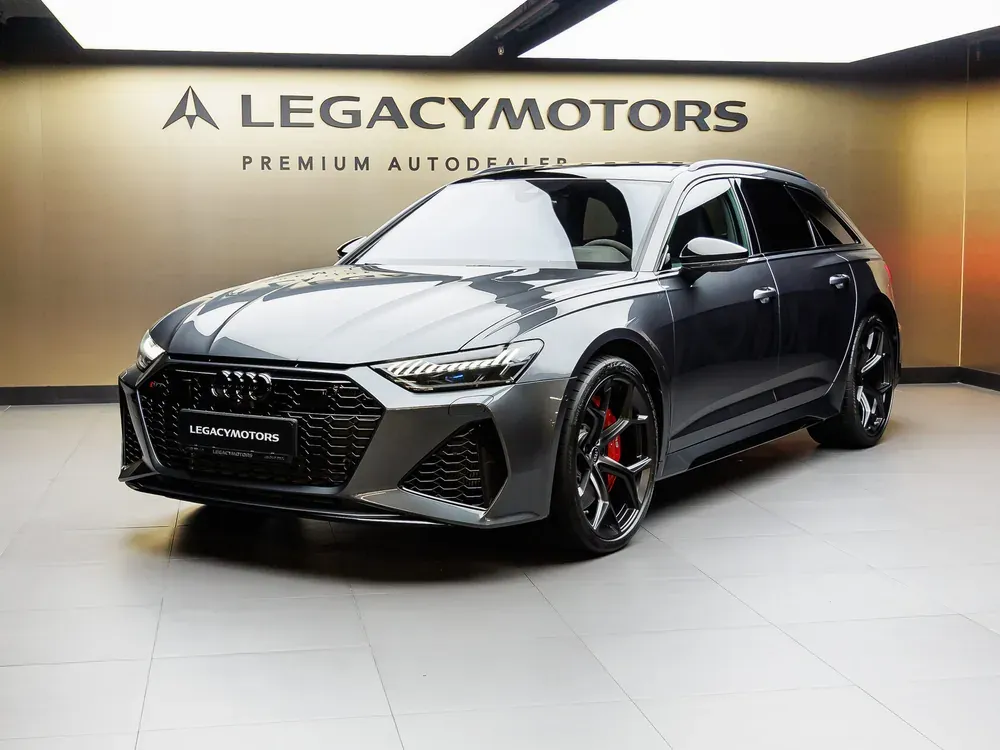 Серый Audi RS 6 Avant в шоуруме Legacy Motors, вид спереди три четверти