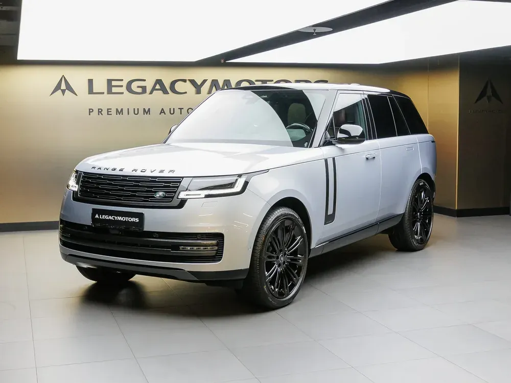 Серебристый Range Rover в шоуруме Legacy Motors, вид спереди три четверти