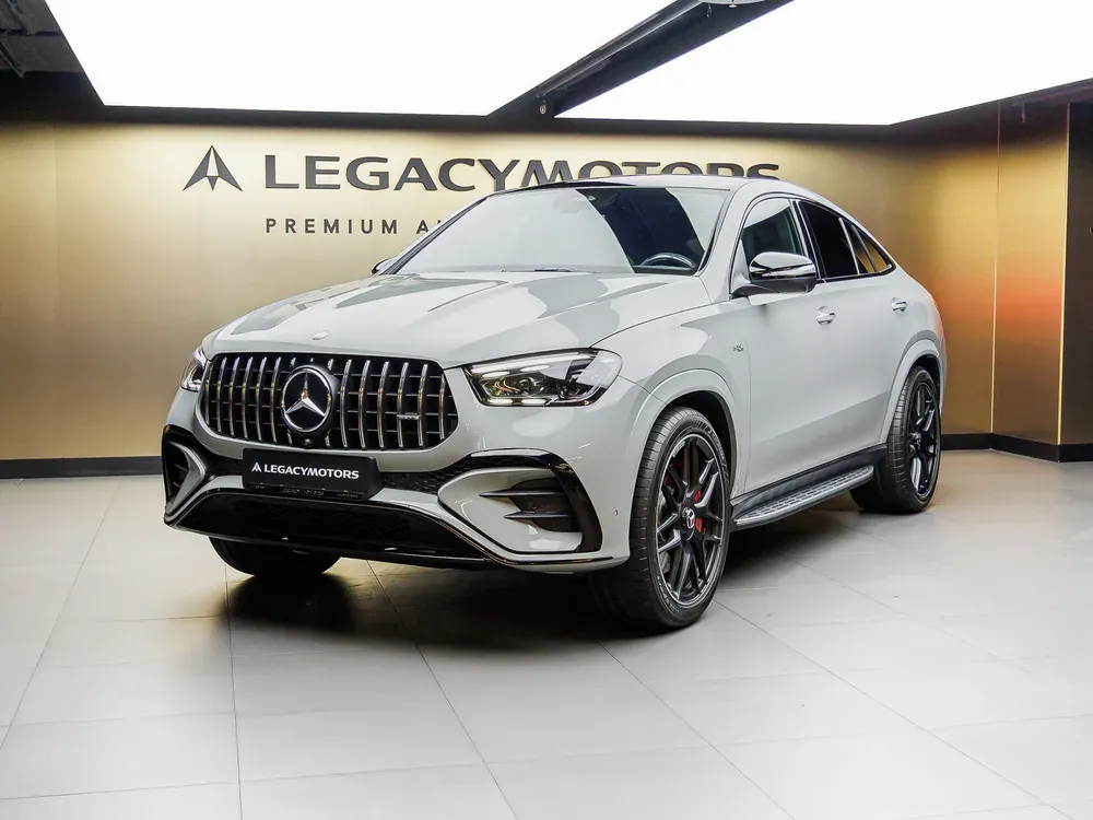Mercedes-AMG GLE Coupé серого цвета в шоуруме Legacy Motors, вид спереди три четверти