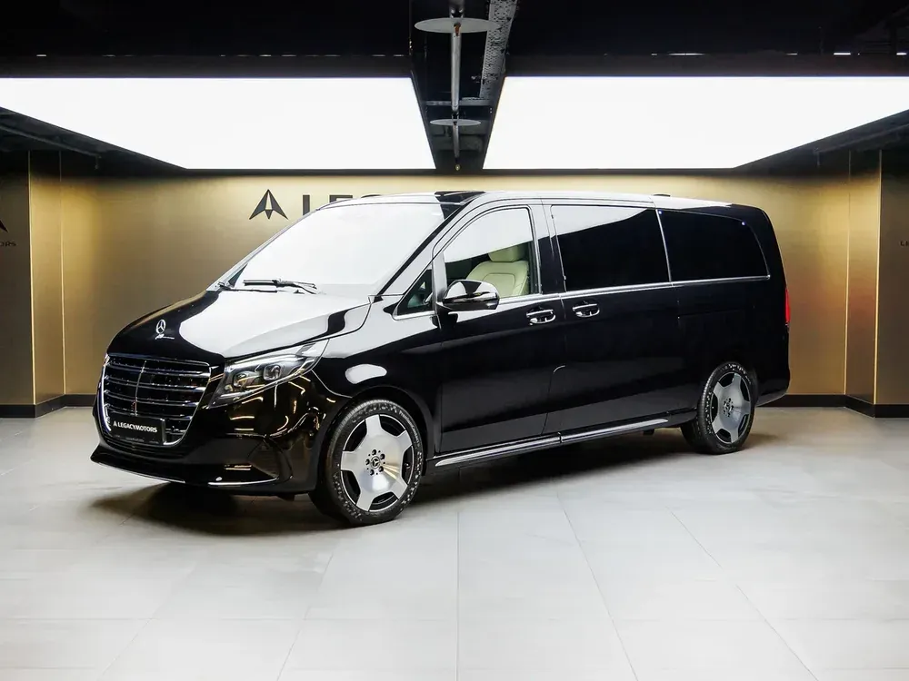 Чёрный Mercedes-Benz V-класса в шоуруме Legacy Motors, вид спереди три четверти