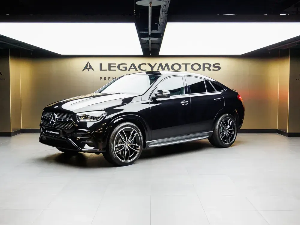Чёрный Mercedes-Benz GLE Coupé в шоуруме Legacy Motors, вид спереди три четверти