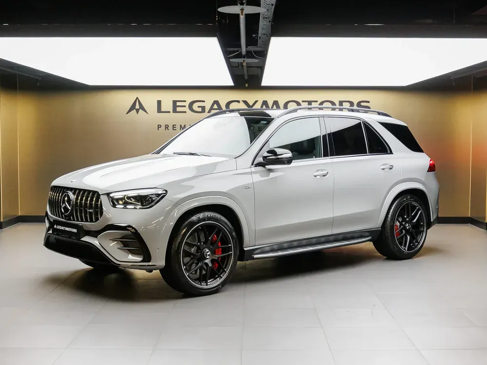 Mercedes-AMG GLE серого цвета, кузов внедорожник, вид спереди три четверти в шоуруме