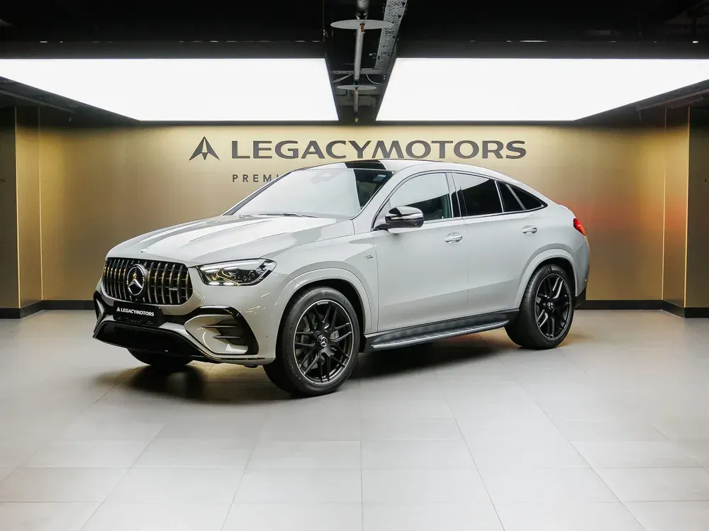 Mercedes-AMG GLE Coupé серого цвета в шоуруме Legacy Motors, вид спереди три четверти