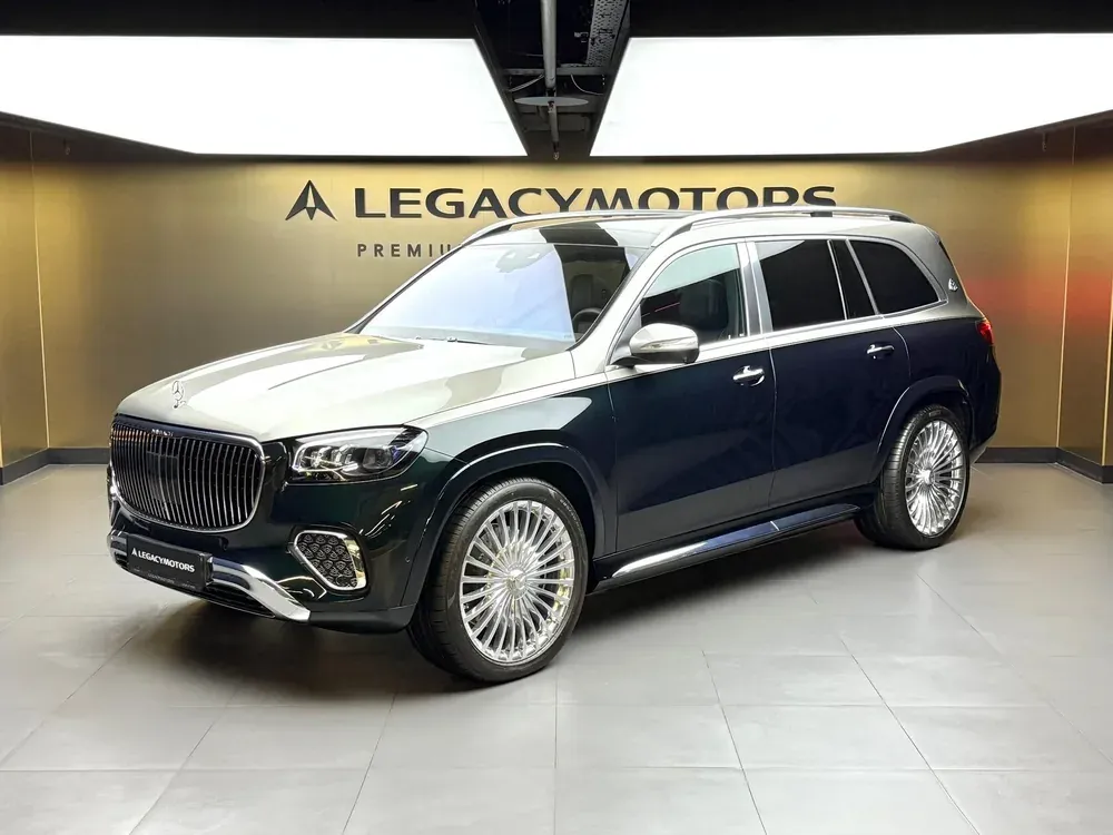 Mercedes-Maybach GLS 600 в двухцветном тёмно-зелёном окрасе с серебристым верхом, вид спереди три четверти