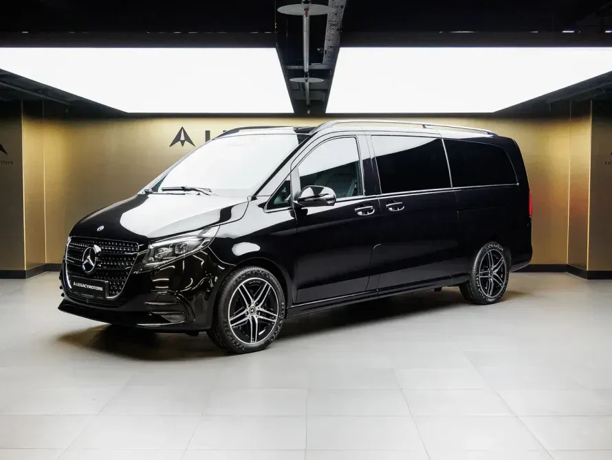 Чёрный Mercedes-Benz V-класса в шоуруме Legacy Motors, вид спереди три четверти