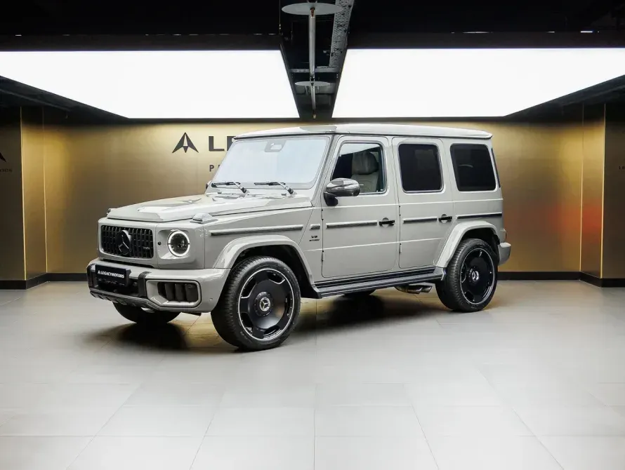 Mercedes-AMG G 63 светло-бежевого цвета в шоуруме Legacy Motors, вид спереди три четверти