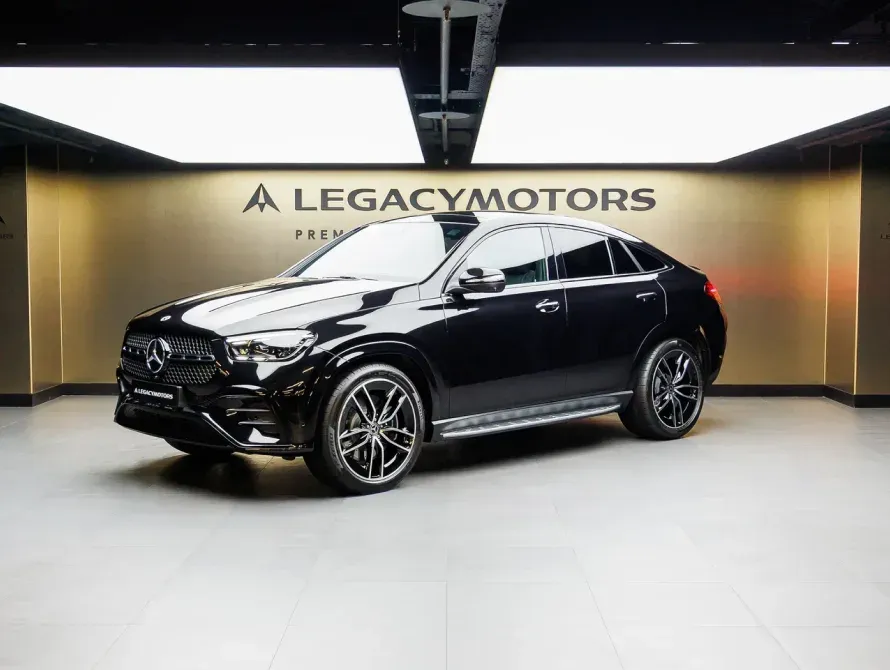 Чёрный Mercedes-Benz GLE Coupé в шоуруме Legacy Motors, вид спереди три четверти