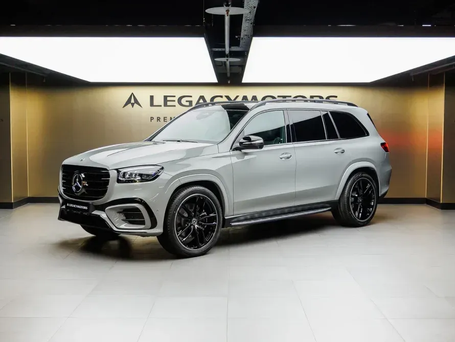 Mercedes-Benz GLS серого цвета в шоуруме Legacy Motors, вид спереди три четверти