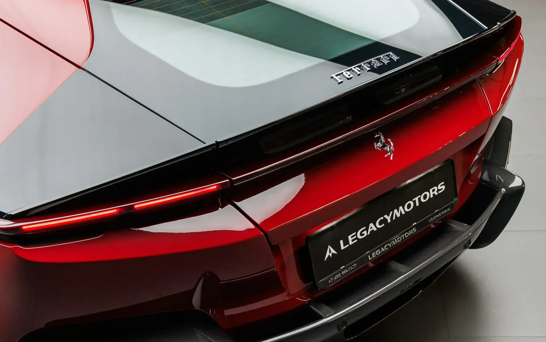 Красный Ferrari 12Cilindri, задняя часть с номерной рамкой Legacy Motors