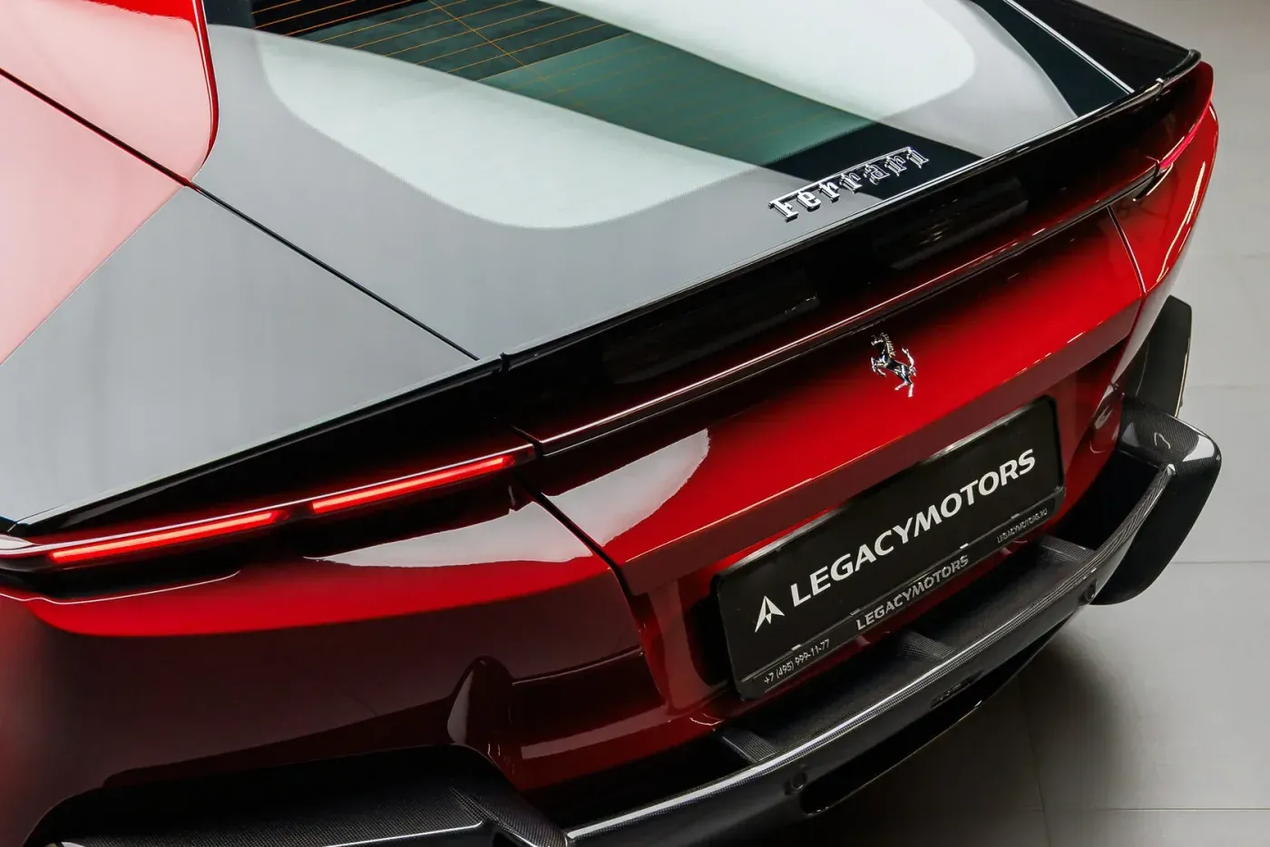 Красный Ferrari 12Cilindri, задняя часть с номерной рамкой Legacy Motors