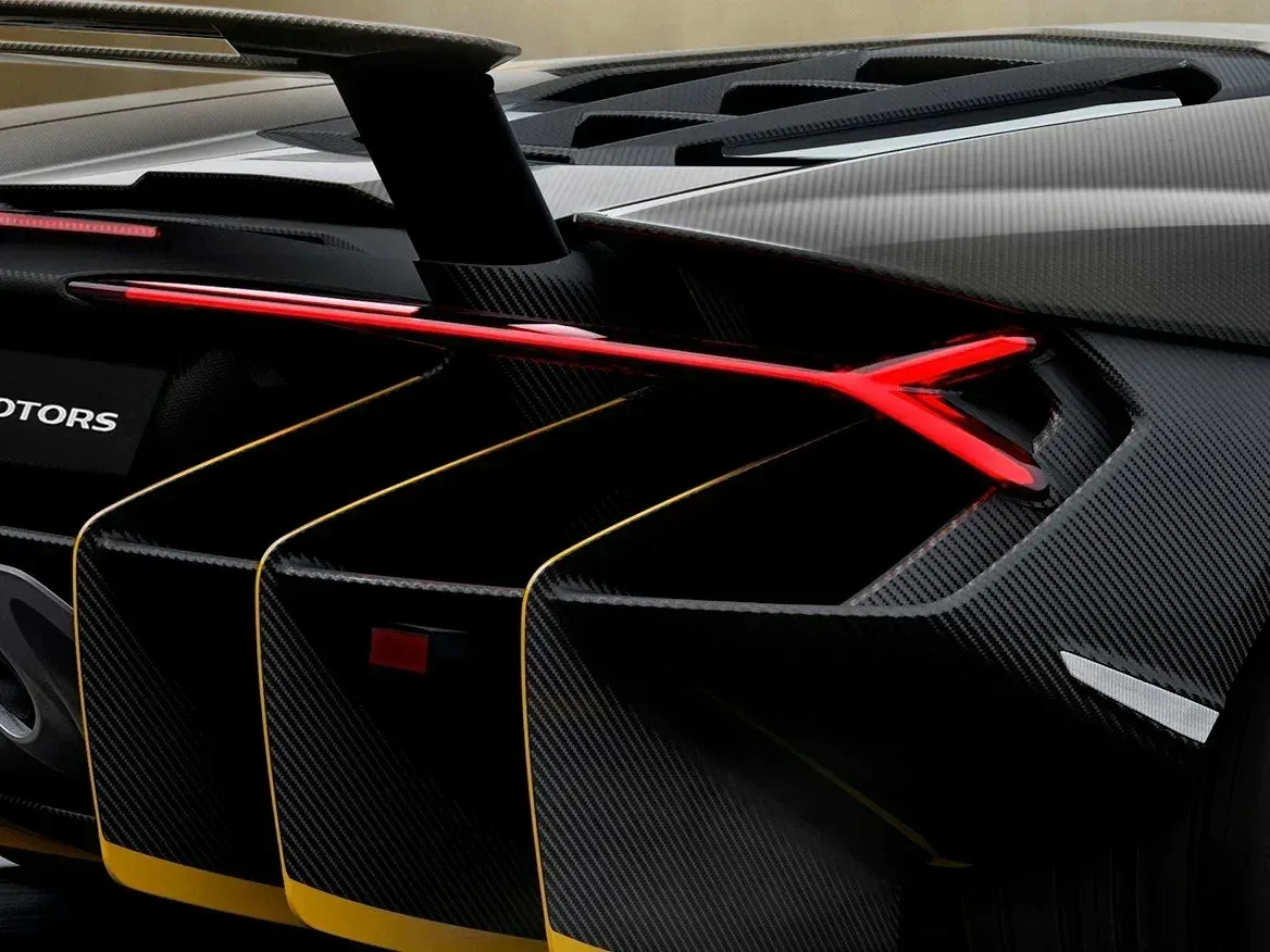 Карбоновое антикрыло и задние фонари чёрного Lamborghini Centenario