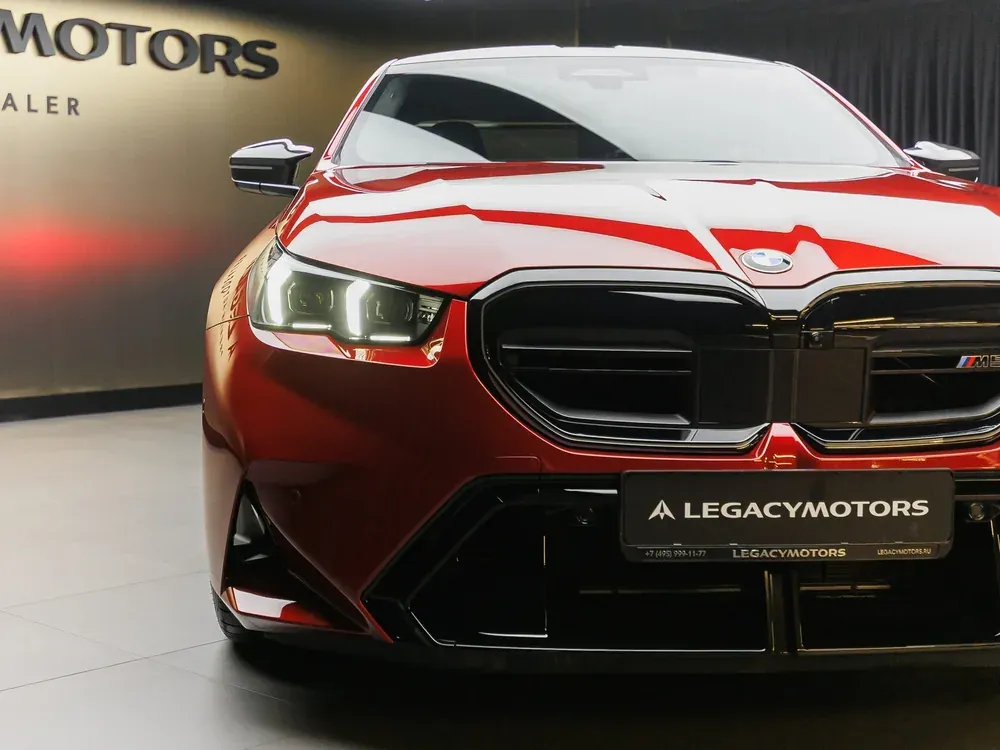 Красный BMW M5, вид спереди в шоуруме Legacy Motors