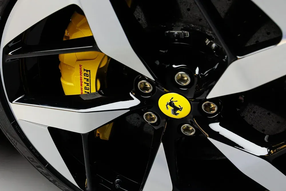 Эмблема Lamborghini на жёлтом кузове крупным планом