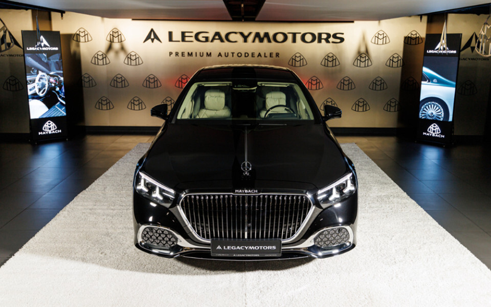 Чёрный рестайлинговый Mercedes-Maybach S-Class, вид спереди на подиуме Legacy Motors