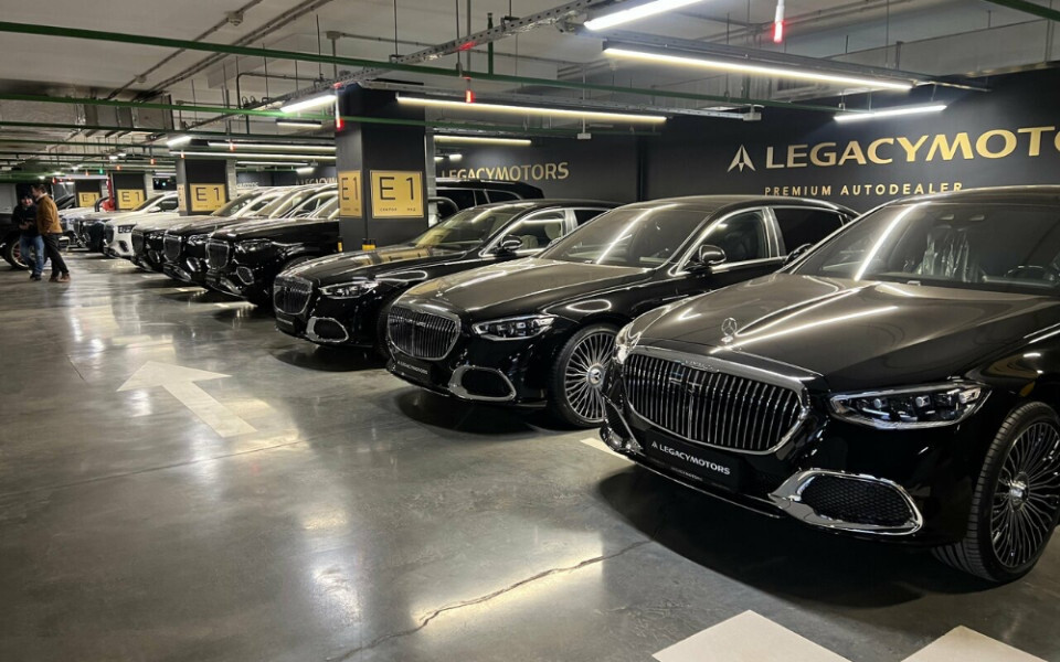 Ряд чёрных Mercedes-Maybach на складе Legacy Motors