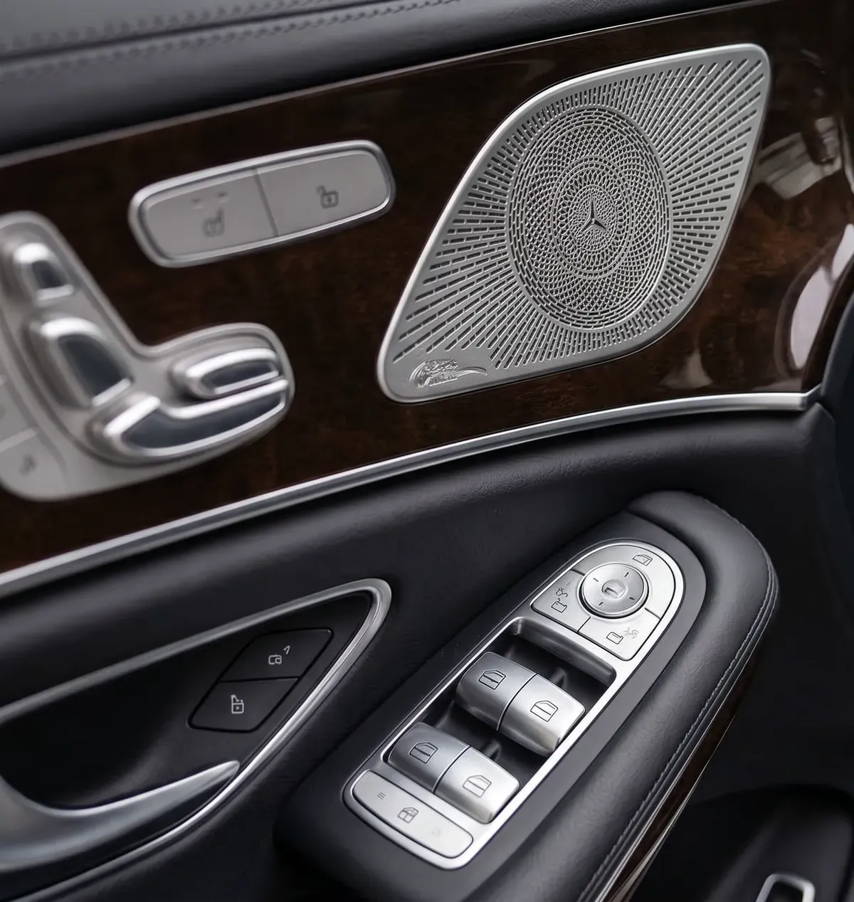 Дверная карта Mercedes-Benz с решёткой аудиосистемы Burmester и отделкой деревом